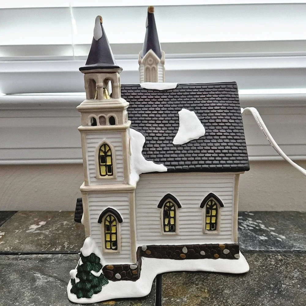 Carole Towne Owen Chapel 2002 •Lighted Church w/ Cord • Lemax Manufactured • Box